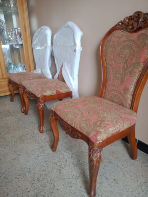 Quatre (04) chaises en hetre massive 
