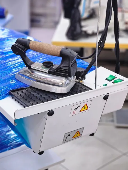 Table de repassage aspirante avec centrale a vapeur intégré