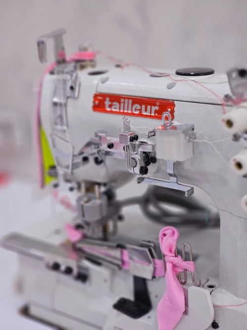 Machine a collereteuse ourleuse