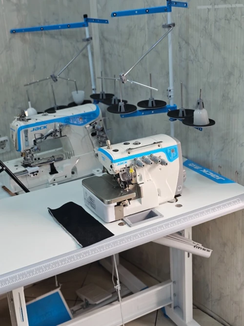 Machine a surjeuteuse jack E4S ماكنة سرفلة جاك 4 فيل E4S