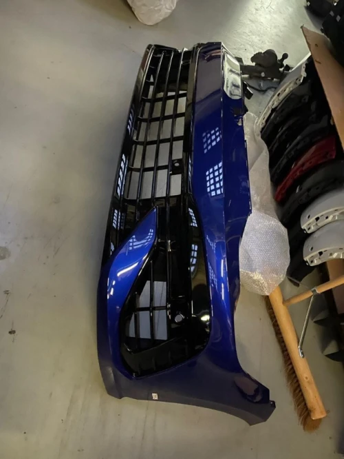Pare-chocs Volkswagen Golf 8 R20 bleu. Noir. Blanc couleur d'origine 