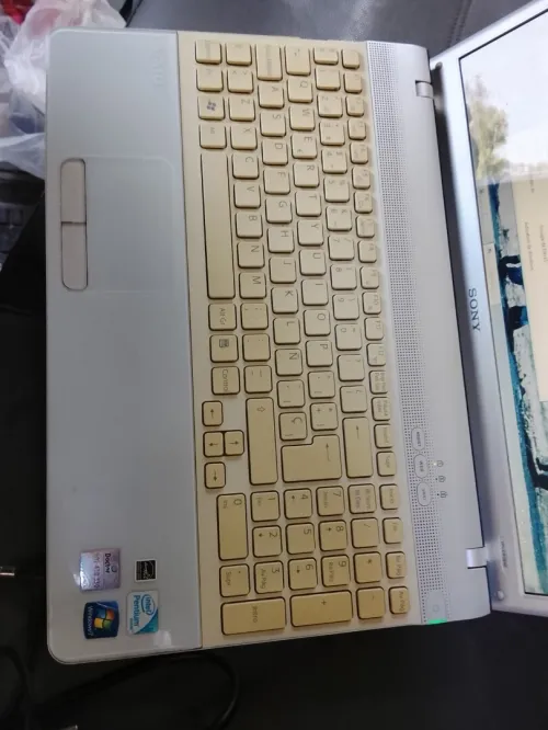 Laptop SONY disponible, bonne batterie, Pentium, 04 Go de RAM, 320 Go HDD, livraison disponible,