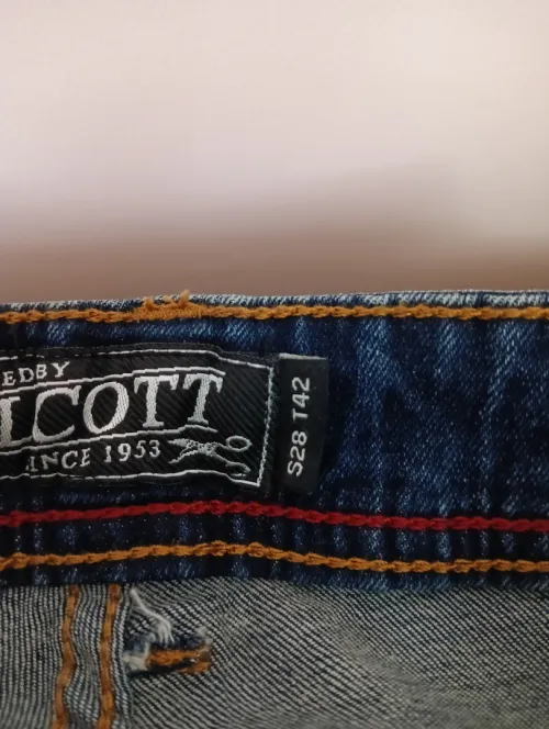 Pantalon jeans et classique 