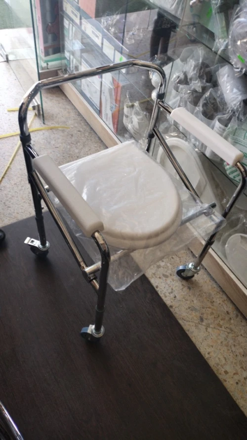 Fauteuil roulant et chaise toilettes 