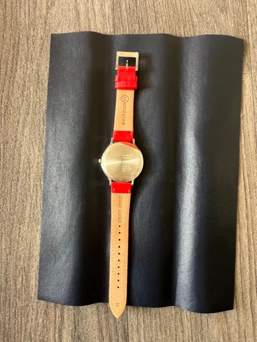 Montre Mondaine Helvetica Light, Montre en Cuir Rouge Original Swiss made  