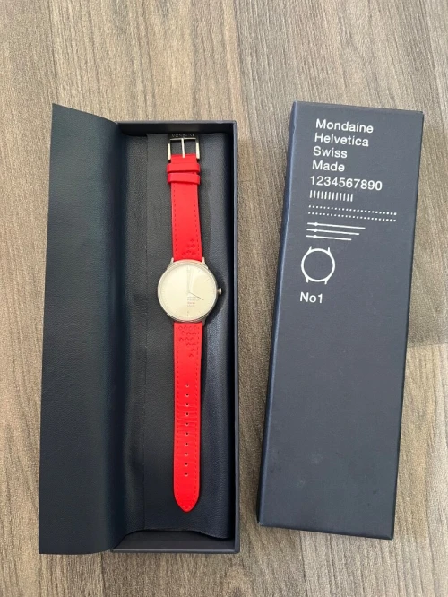 Montre Mondaine Helvetica Light, Montre en Cuir Rouge Original Swiss made  