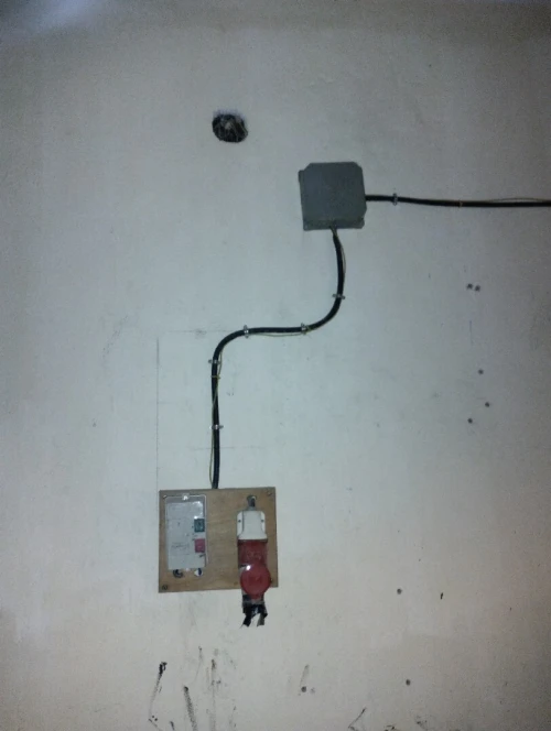 Compresseur a air , extincteur, transpalette, pistolet catcheur , porte en bois rouge , installation électrique d'atelier avec DRT