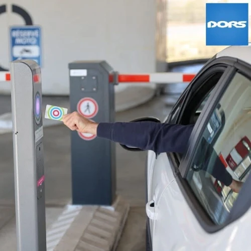 Distributeur de tickets pour barrière automatique de parking