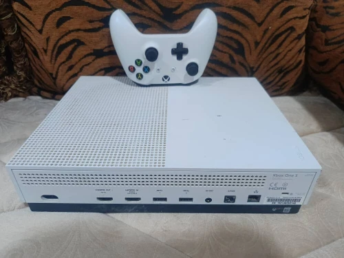 xbox one s stockage 1tb 1manette etat 9/10 فيها مساعدة