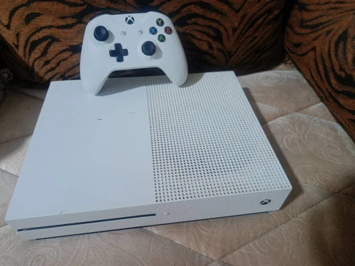 xbox one s stockage 1tb 1manette etat 9/10 فيها مساعدة