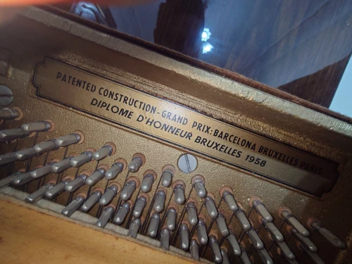 Piano droit classique de marque PETROF