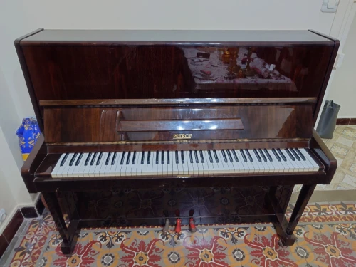 Piano droit classique de marque PETROF