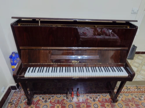 Piano droit classique de marque PETROF