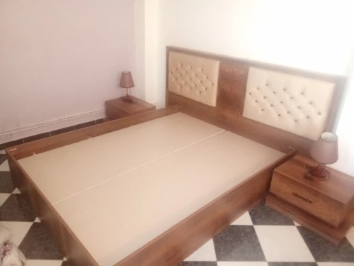 Chambre:lit+2 tables de Nuit+coiffeuse