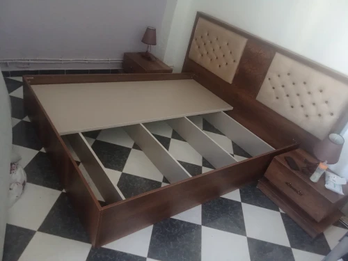 Chambre:lit+2 tables de Nuit+coiffeuse