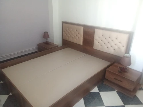 Chambre:lit+2 tables de Nuit+coiffeuse