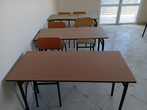 Tables avec chaises et tableaux 