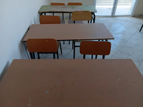 Tables avec chaises et tableaux 