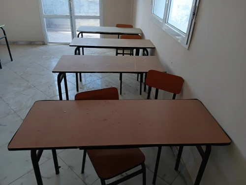 Tables avec chaises et tableaux 
