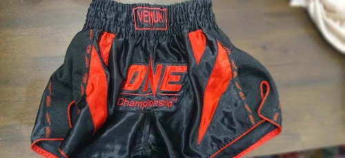 Les gants 12oz venum et short Thailandaise