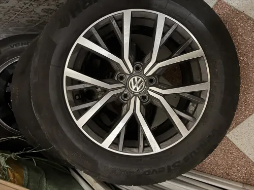 Pneus et jante de voiture Volkswagen 