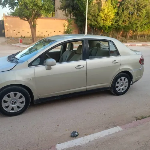 Nissan Tiida 4 portes 2008 Tiida 4 portes