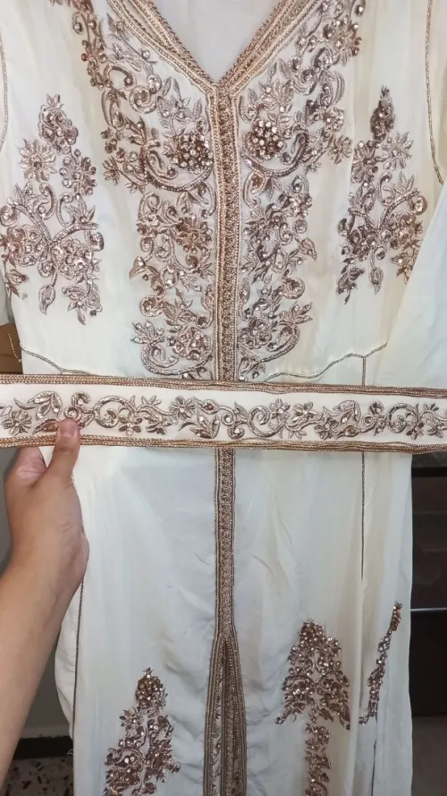 قفطان ابيض بالبرونز