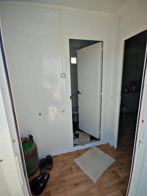 Cabine saharienne équipée, 29m2 avec cuisine, salle de bain avec douche et sanitaire, 2 climatiseurs