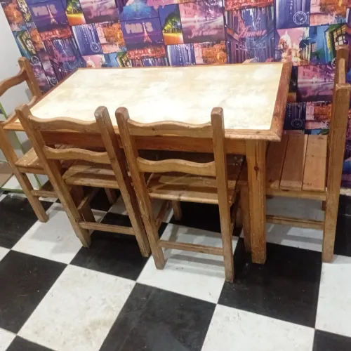 Table avec 4 chaise 