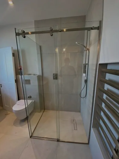 Cabine de douche et paroi