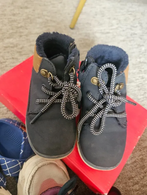 Lot chaussure pour enfant  Nouveau née  Pointures 21- 22- 23- 25- 26- 27مجموعة أحذية للأطفال  للرضع  مقاسات 21- 22- 23- 25- 26- 27