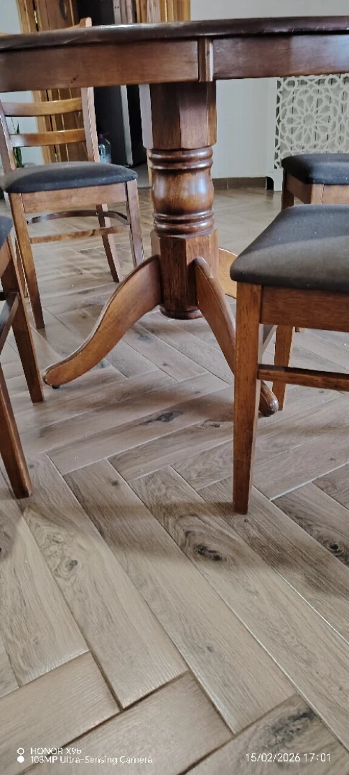 Table ronde en bois hêtre.