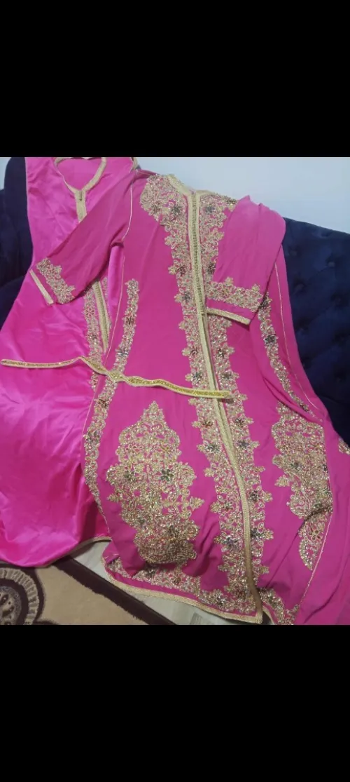 très beau caftan couleur rose fushia / 