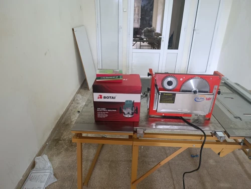 Machine à bois mdf et mélamine avec inciseur.