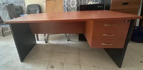 Lutte meuble d'un agence ou bien un bureaux très bon qualité  Des Chaises  Bureau  Armoire   