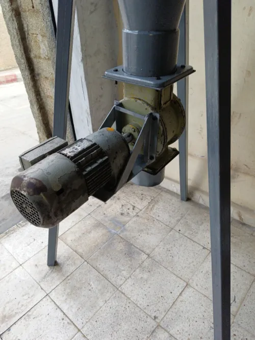1/ ex tracteur 2.2 kw 2845 r/mn                         2/ syclone avec Écluse rotative 30 r/min
