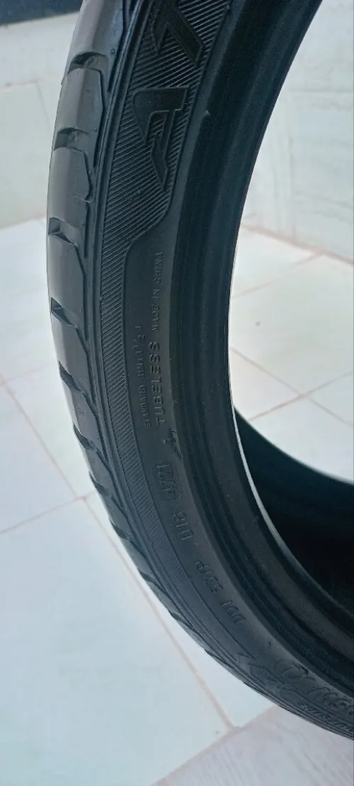 4 Pneus jdad   2 /275/30/R20 2/245/35/R20