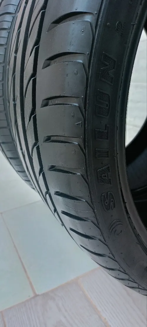 4 Pneus jdad   2 /275/30/R20 2/245/35/R20