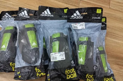 Lot 5 paires de chaussettes marque Adidas & 11 protèges tibia avec socquette 10 taille S & une M