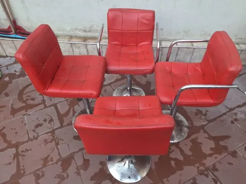 2 chaises pivotantes ( Rouges ) 