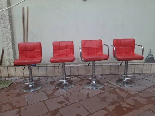2 chaises pivotantes ( Rouges ) 