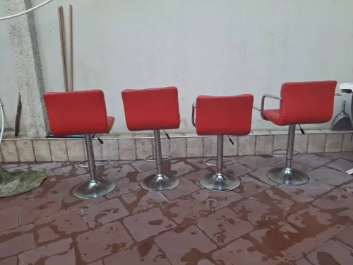 2 chaises pivotantes ( Rouges ) 