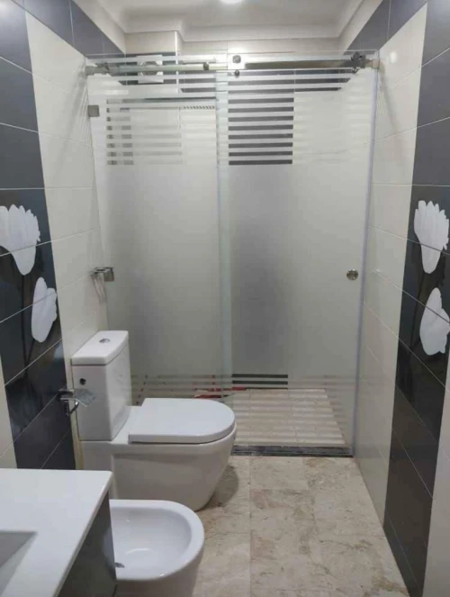  cabine de douche et  façade en verre
