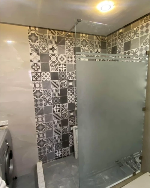  cabine de douche et  façade en verre