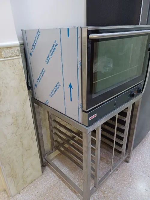 four italien avec sa table en inox