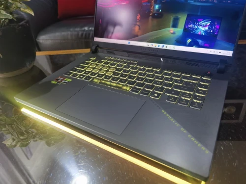ASUS STRIX G16 - AMD Ryzen 9 9955HX - RTX 5070 Ti 12Go - Écran 16" QHD+ 240Hz - RAM 32Go - SSD 2To