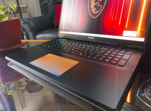 [VENDU] MSI TITAN 18 HX AI -Ultra 9 285HX-RTX 5080 16Go-Écran 18" 4k Mini-LED 120Hz-SSD 4To-RAM 64Go