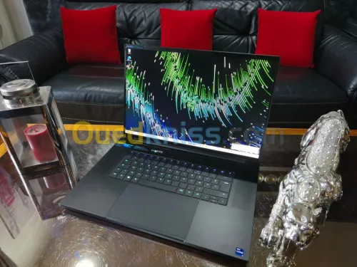RAZER BLADE 18 - Intel Core i9-13950HX - RTX 4060 8Go - Ecran 18" QHD+ 240Hz - RAM 32Go - SSD 1B