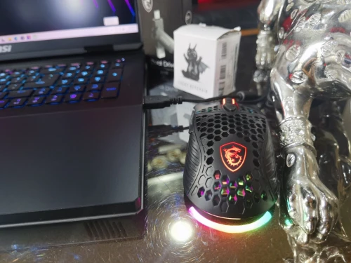 MSI TITAN 18HX - i9 14900HX - RTX 4080 12Go - Écran 18" 4k Mini-Led 120Hz - RAM 32Go - SSD 2To