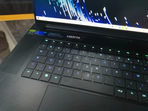 [VENDU] RAZER BLADE 18 - Intel i9-13950HX - RTX 4060 8Go - Ecran 18" QHD+ 240Hz - RAM 32Go - SSD 1B